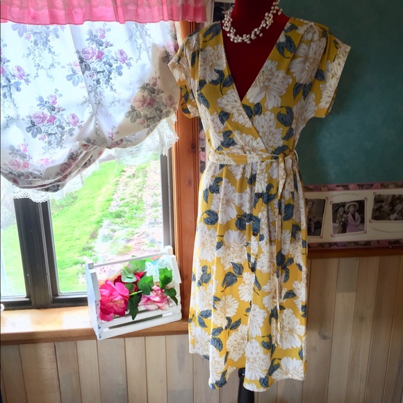 Monteau Dresses & Skirts - NWT beautiful dress